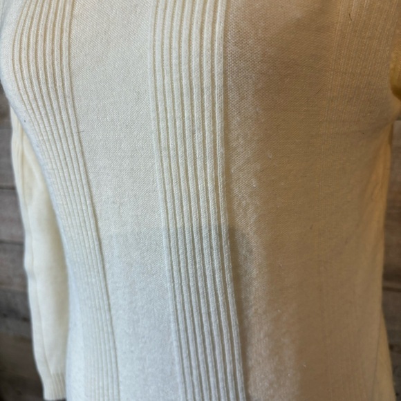 Vintage women’s cream mock neck acrylic long sleeved sweater in 36 or Small - Picture 7 of 9